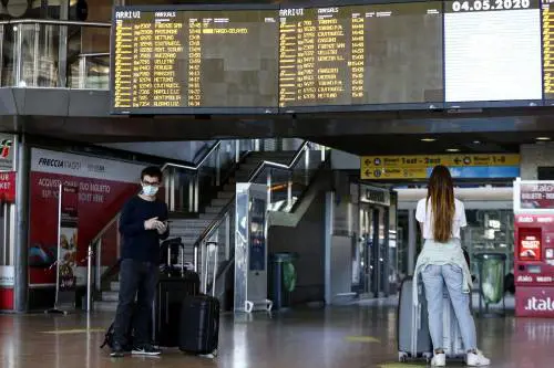 La guerra tra scettici e rigoristi lascia a piedi turisti e italiani