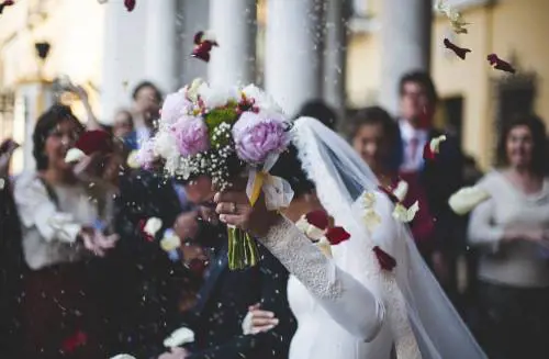 Nozze senza sacerdote. Il Vaticano dice sì ai laici