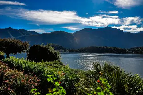Si tuffa ma non riemerge: dispersa bambina di 11 anni nel lago di Como