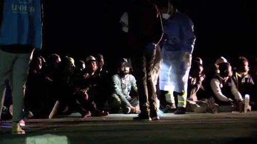 Lampedusa, finito lo spazio: gli immigrati stipati sul molo