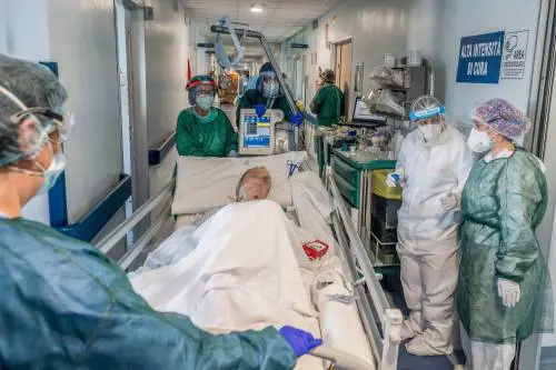I medici trasportano un paziente in terapia subintensiva (Fotogramma)