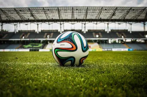 Il calcio già nella fase 3 con i tifosi negli stadi. Ma c'è chi dice ancora no