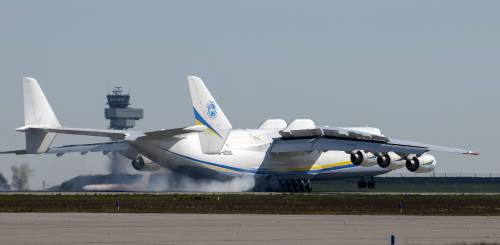 Ecco il gigantesco aereo russo usato nella guerra al Covid-19