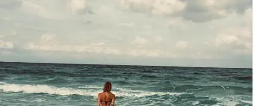 La Marcuzzi si "spoglia" sui social. Ma i fan non perdonano: "Stai speculando su una tragedia" 