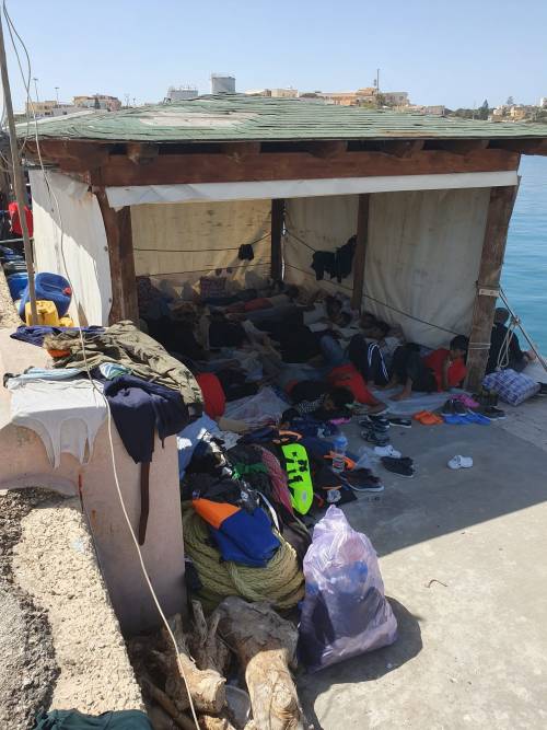 Migranti, ammassati al Molo: così Lampedusa sta esplodendo