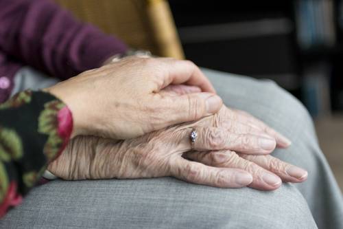 Torna l'incubo delle Rsa: 1.100 anziani positivi