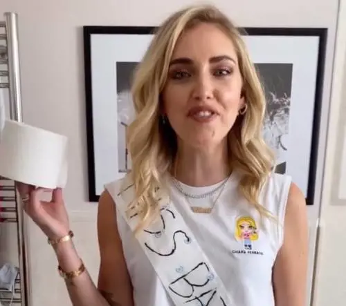 La piega perfetta della Ferragni solleva qualche dubbio: "Tu vai dal parrucchiere, noi ci sorbiamo i tuoi ca..."
