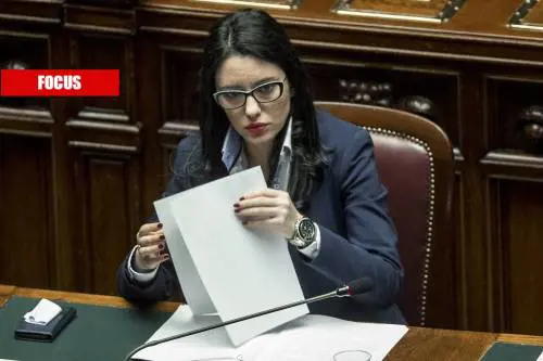 Rientro a scuola: turni e plexiglas tra i banchi. E il ministro Azzolina promette altri 4 miliardi