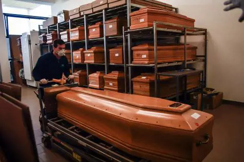 Le bare nel forno crematorio di Piacenza