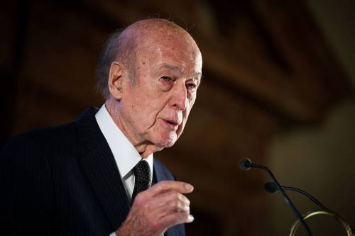 Bufera sull'ex presidente francese Giscard: denunciato per molestie sessuali