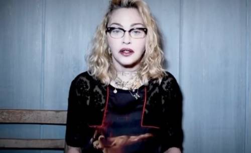 Madonna in topless a 61 anni (e con le stampelle)