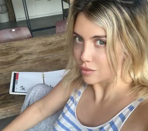 "Ma lavati i capelli!": Wanda Nara silurata dai follower sull'igiene personale