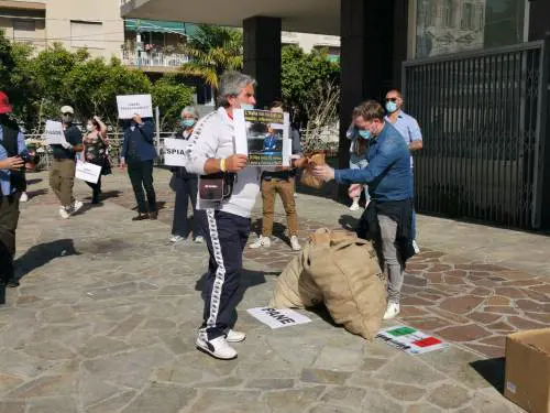 Le partite Iva in piazza contro il governo Conte a Sanremo
