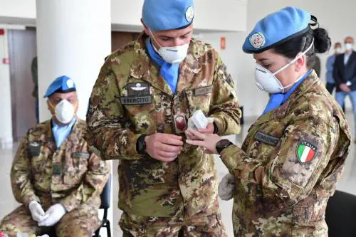 Uniforme mimetica e basco blu; il primo "sì" durante una missione