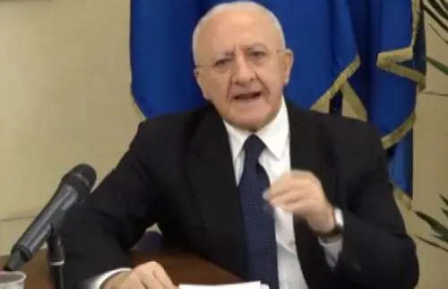 "Sovranista con occhiali color pannolino di bimbo", "Pensa agli ospedali": rissa tra De Luca e Salvini 