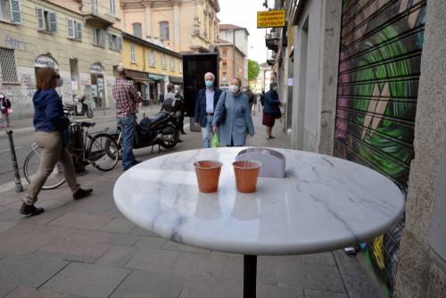 Aosta, ordina un caffè e lo beve davanti al bar: per lui multa di 280 euro