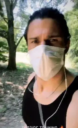 Luca Onestini va a correre con la mascherina. Piovono insulti