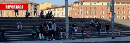 Migranti assembrati in stazione? Per loro non ci sono multe