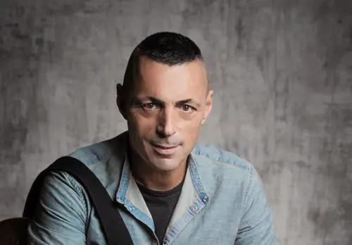 La chitarra suonata con il cuore. Alex Britti torna con "Una parola differente"