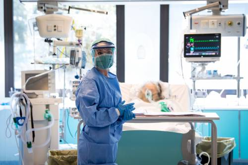 Un operatore sanitario in un reparto di terapia intensiva (La Presse)