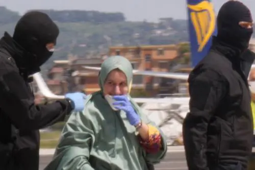 Lo sbarco choc coperta dal velo. "Convertita all'islam per scelta"