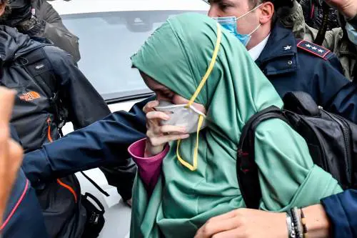 "È tornata da noi con la divisa delle donne ridotte a schiave"