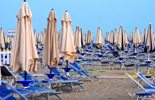 Le nuove regole per andare in spiaggia: prenotazione e ombrelloni a 5 metri di distanza