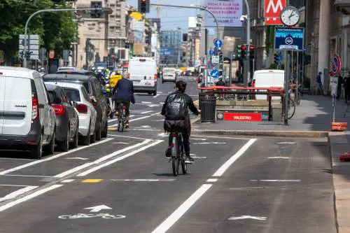 Corsie riservate, ciclabili e pole position: in città viaggeremo così