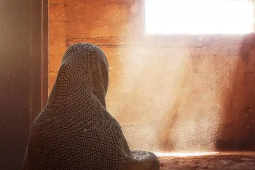 "Non puoi sposare un italiano". L'orrore dei genitori musulmani sulla figlia