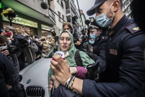 Le prime ore di Silvia Romano in Italia: "Datemi tempo, ho bisogno di ritrovarmi"