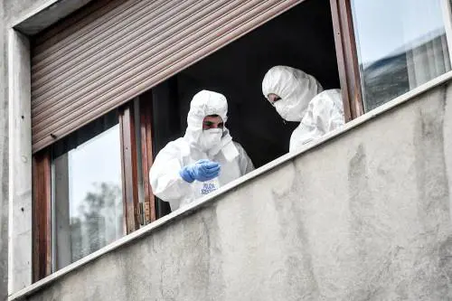 Silvia Romano, il suo palazzo preso a bottigliate