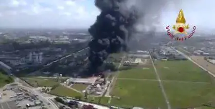 Porto Marghera, in fiamme industria chimica: "State in casa e chiudete le finestre"