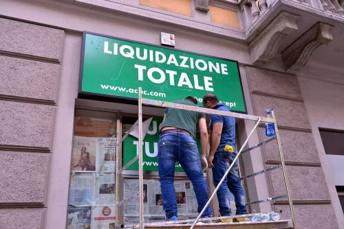 Liquidazione totale in un negozio di corso Buenos Aires a Milano. (Fotogramma)