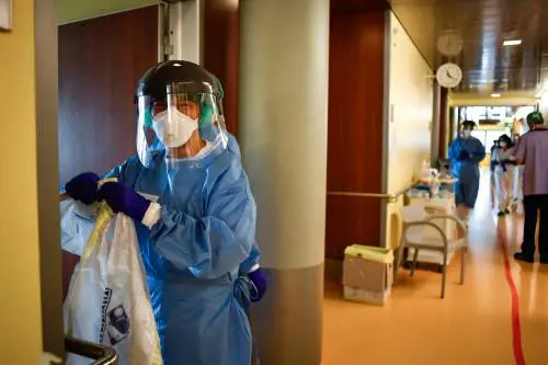 Un operatore sanitario all'ospedale di Bergamo (La Presse)