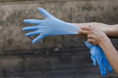 La Gismondo ora ribalta tutto: "Ecco cosa si rischia coi guanti"