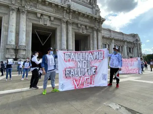 Milano scende in piazza Commercianti e tassisti: "Ora lasciateci lavorare"