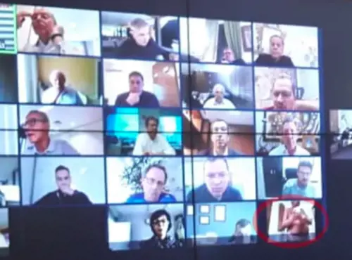 Brasile, uomo d'affari in videoconferenza si fa la doccia in diretta davanti a Bolsonaro