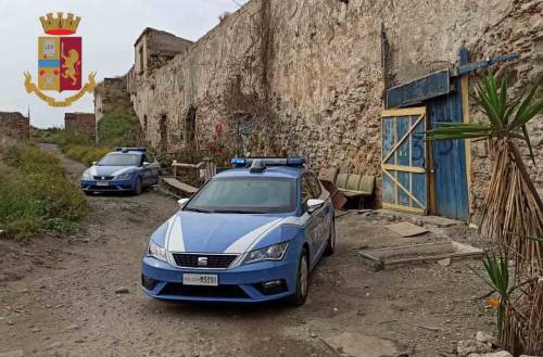 Blitz della polizia nella grotta in cui il tunisino aveva sequestrato e violentato i clochard