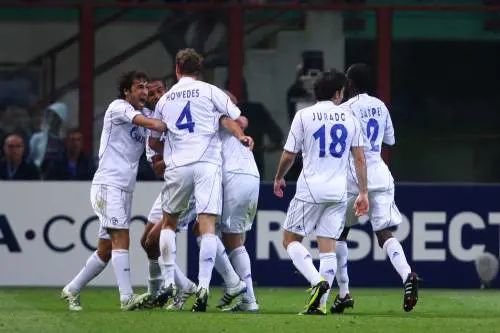 La Germania dà di gomito ma il pallone è di plastica con "abbracci" a distanza