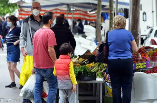 Calca ai mercati aperti: è polemica a Milano