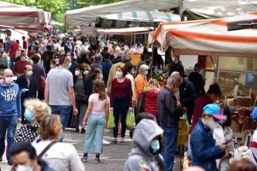 Polemica per la calca al mercato. Ma per il Comune è tutto normale