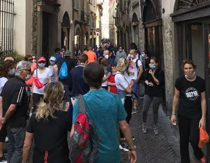 Folla nei vicoli di Bergamo Alta, Gori: “Non sono bastati centinaia di morti?”