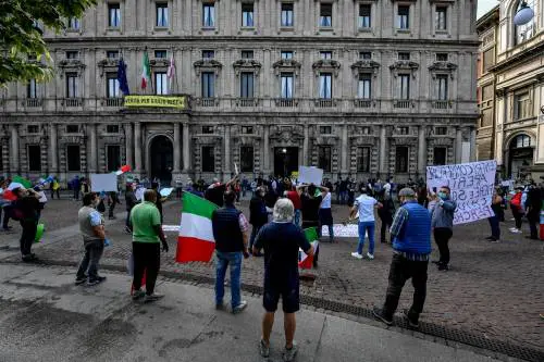 Ambulanti in piazza contro Sala: "Siamo alla fame, vogliamo lavorare"
