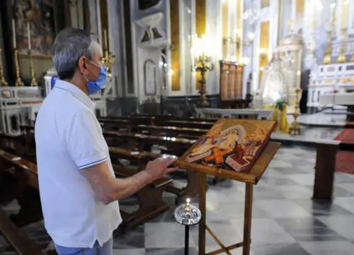 L'impennata di casi preoccupa: così funerali veicolano il virus