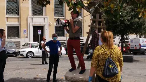 Operaio con il cappio al collo davanti al Comune di Napoli