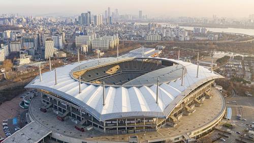 Corea del Sud, bambole gonfiabili sugli spalti di uno stadio al posto dei tifosi