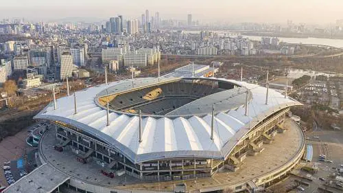Corea del Sud, bambole gonfiabili sugli spalti di uno stadio al posto dei tifosi