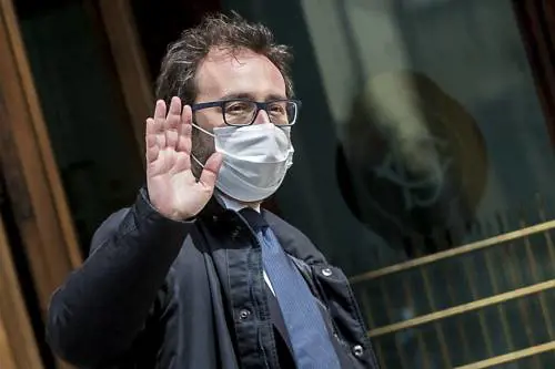 Bonafede "alla sbarra". Ora cerca l'exit strategy per non andare in Aula