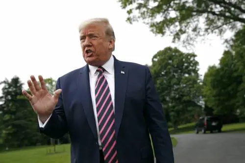 Adesso Twitter censura Trump. The Donald fa guerra ai social