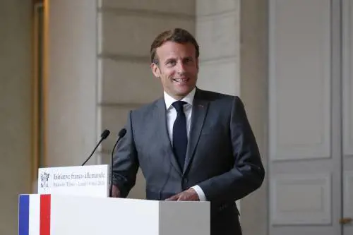 Francia, obbligo di mascherina ai seggi. Per Macron flop certo e rebus governo